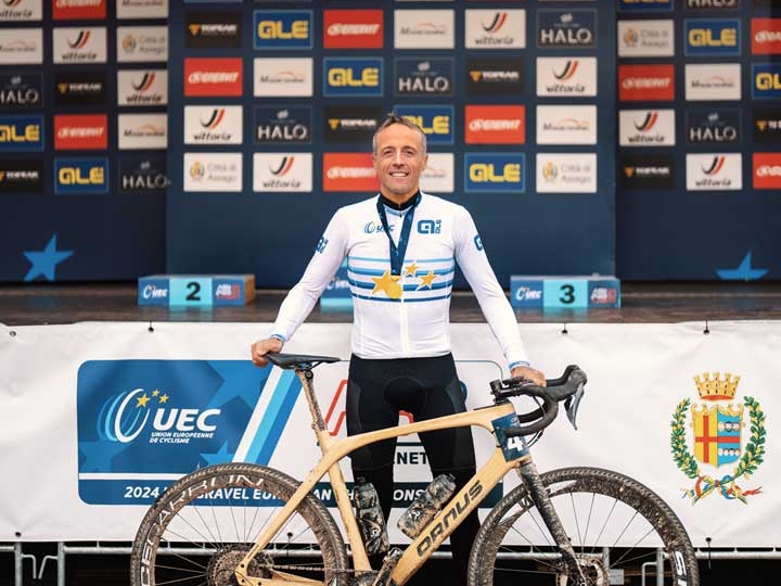 Balducci con bici Ornus gravel in gara ad Asiago