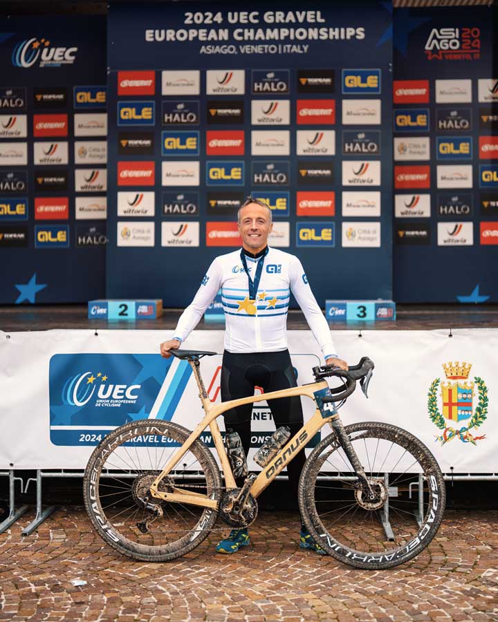 Balducci con bici Ornus gravel in gara ad Asiago